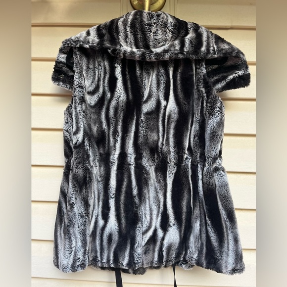 Tahari black/gray/white zebra pattern faux fur vest, waist tie, snap closure, M - Picture 4 of 11